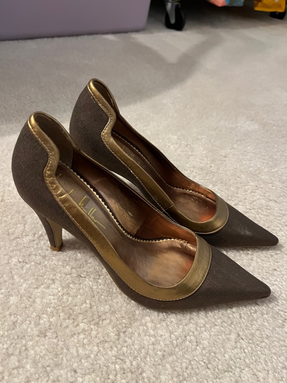Nicole Miller Pointed Toe Pumps with Gold Trim size 6B
